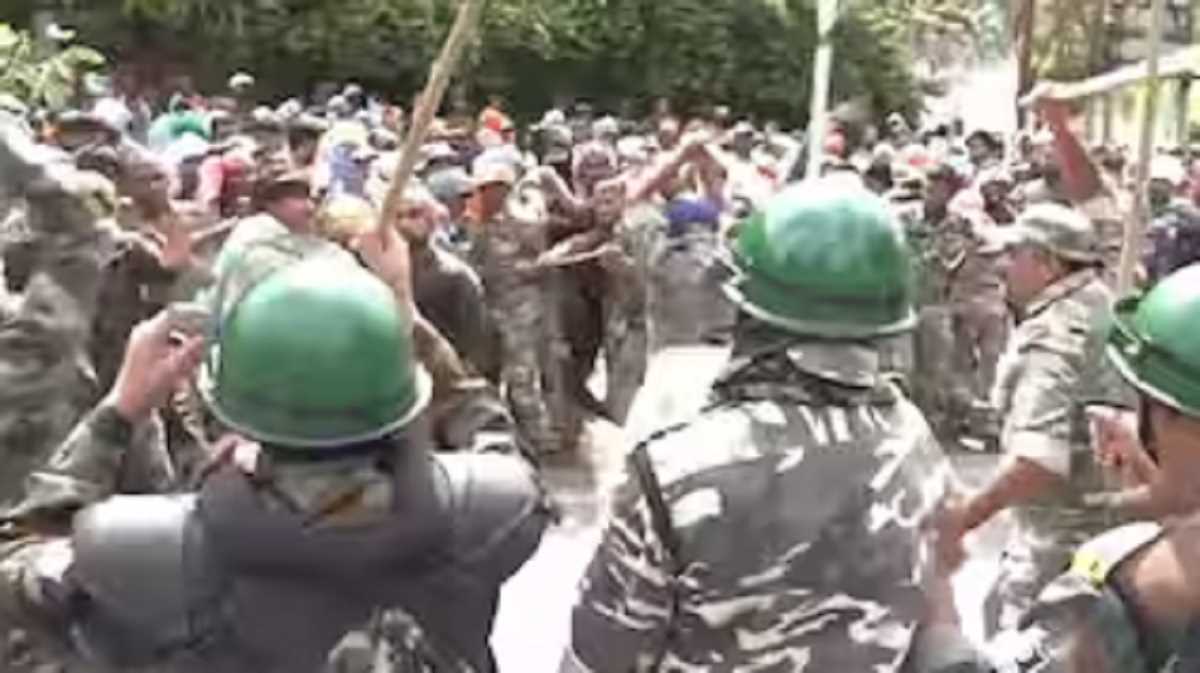 झारखंड के सहायक पुलिसकर्मियों का आंदोलन हुआ उग्र, बैरिकेडिंग तोड़ सीएम हाउस पहुंचे